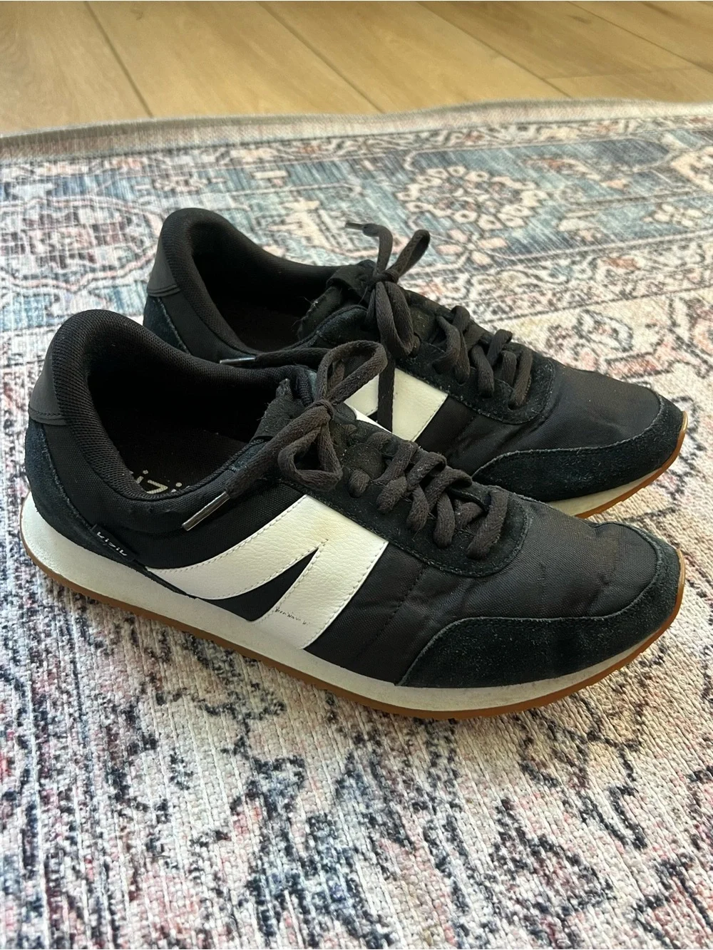 Kizik Milan Black and White Suede Hands-Free Sneakers Unisex Size 11.5 Women’s
